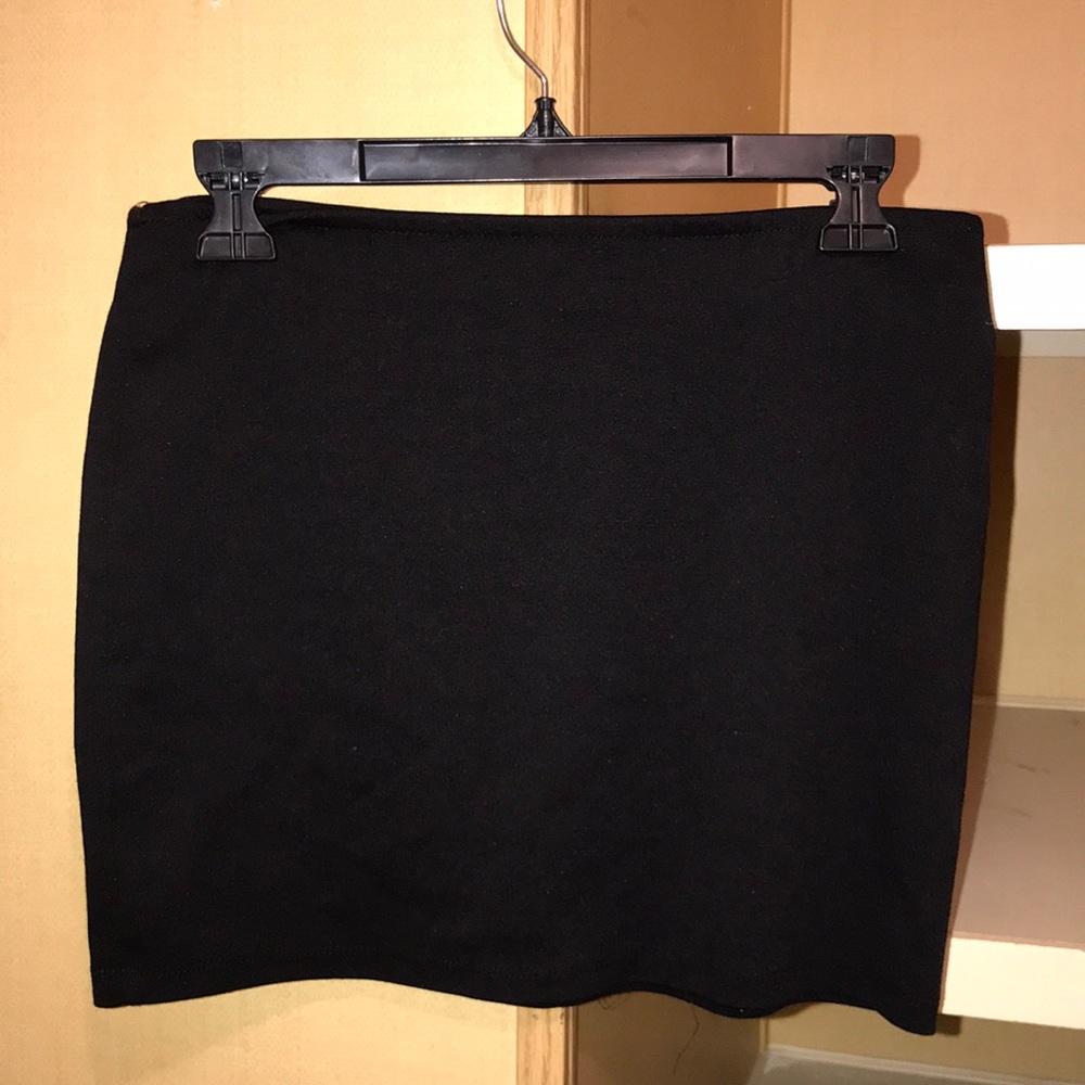 Black fitting skirt